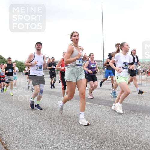 29.06.2025 - hella hamburg halbmarathon Lena Gebhardt http://msf.ph/oto/8271185 29.06.2025 10:54:22 Lombardsbrücke 16117, 1263, 11493, 6987, 1779, 3467, 1916, 1017, 1263, 1744, 1762, 1779, 1789, 1822, 1949, 2244, 2372, 2532, 2586, 2600, 2761, 2854, 3079, 3187, 3188, 3249, 3364, 3465, 3467, 3557, 3761, 3795, 3857, 4323, 4685, 4720, 4838, 4971, 5157, 5185, 5216, 5309, 5514, 5804, 5817, 5898, 5933, 5964, 5993, 6023, 6192, 6279, 6468, 6583, 6987, 6988, 7498, 7670, 7874, 7946, 7986, 8801, 8803, 8867, 8924, 9130, 9138, 9203, 9503, 10207, 11354, 11390, 11567, 11569, 11785, 12930 meine-sportfotos.de