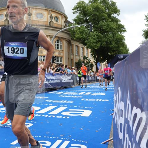 29.06.2025 - hella hamburg halbmarathon Strokosch-Dieckow http://msf.ph/oto/8271280 29.06.2025 10:46:42 Ziel 1920, 1942, 3976, 6630, 9051, 11858, 13554, 13940, 14541, 15026, 15133, 15714, 15900, 16175, 17353, 17492, 17669, 17743, 17865, 18297, 19128 meine-sportfotos.de