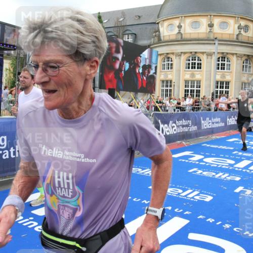 29.06.2025 - hella hamburg halbmarathon Michael Strokosch http://msf.ph/oto/8271298 29.06.2025 10:53:17 Ziel 2074, 2111, 7312, 7383, 8273, 8361, 9142, 12875, 15179, 16929, 16986 meine-sportfotos.de