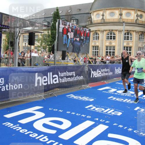 29.06.2025 - hella hamburg halbmarathon Michael Strokosch http://msf.ph/oto/8271384 29.06.2025 10:53:17 Ziel 2074, 2111, 7312, 7383, 8273, 8361, 9142, 12875, 15179, 16929, 16986 meine-sportfotos.de