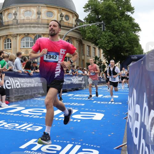 29.06.2025 - hella hamburg halbmarathon Strokosch-Dieckow http://msf.ph/oto/8271386 29.06.2025 10:46:44 Ziel 1920, 1942, 3976, 6630, 11858, 13554, 13940, 14541, 15026, 15714, 15900, 16175, 17172, 17353, 17492, 17669, 17743, 17865, 17892, 18297, 19105, 19128 meine-sportfotos.de