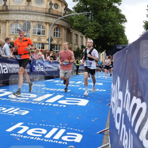 29.06.2025 - hella hamburg halbmarathon Strokosch-Dieckow http://msf.ph/oto/8271438 29.06.2025 10:46:44 Ziel 1920, 1942, 3976, 6630, 11858, 13554, 13940, 14541, 15026, 15714, 15900, 16175, 17172, 17353, 17492, 17669, 17743, 17865, 17892, 18297, 19105, 19128 meine-sportfotos.de