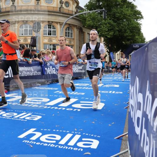 29.06.2025 - hella hamburg halbmarathon Strokosch-Dieckow http://msf.ph/oto/8271494 29.06.2025 10:46:45 Ziel 1920, 1942, 3976, 4091, 6630, 11858, 13940, 14541, 15714, 15900, 16175, 17172, 17353, 17492, 17669, 17743, 17865, 17892, 18297, 19105, 19128 meine-sportfotos.de