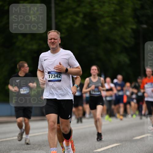 29.06.2025 - hella hamburg halbmarathon Dr. Thomas Lammeyer http://msf.ph/oto/8271751 29.06.2025 10:36:03 Kennedybrücke 1235, 1292, 2672, 3358, 3752, 4314, 4924, 5496, 5601, 5658, 5743, 6344, 7295, 7334, 7344, 7570, 7695, 7816, 7898, 8304, 8538, 8757, 9478, 9604, 9882, 10248, 10421, 10653, 11168 meine-sportfotos.de