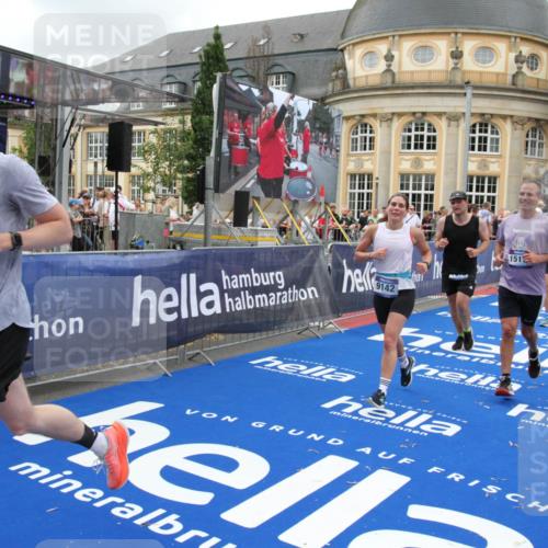 29.06.2025 - hella hamburg halbmarathon Michael Strokosch http://msf.ph/oto/8271788 29.06.2025 10:53:21 Ziel 1683, 2074, 2354, 4065, 7312, 7383, 8273, 8361, 9142, 11844, 12490, 12875, 15179, 15681, 15838, 16929, 18134, 18901 meine-sportfotos.de