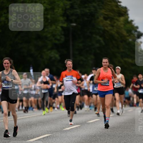 29.06.2025 - hella hamburg halbmarathon Dr. Thomas Lammeyer http://msf.ph/oto/8271897 29.06.2025 10:36:04 Kennedybrücke 1235, 1292, 2672, 3239, 3358, 3752, 4314, 4924, 5496, 5601, 5658, 5743, 6344, 7295, 7334, 7344, 7570, 7695, 7816, 7898, 8304, 8538, 8757, 9478, 9604, 9882, 10248, 10421, 10653, 11168 meine-sportfotos.de