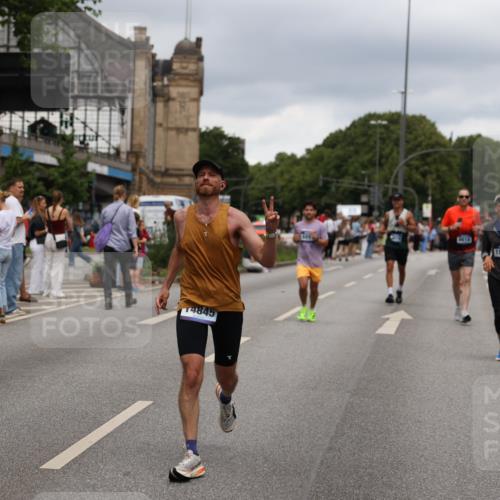 29.06.2025 - hella hamburg halbmarathon Yannick Fuchs http://msf.ph/oto/8271924 29.06.2025 10:49:09 20KM 1120, 1143, 2029, 2119, 2252, 2448, 2955, 3037, 3256, 3652, 4249, 4616, 4868, 4897, 4903, 5021, 6355, 6891, 6938, 7221, 8618, 10044, 10188, 11231, 11568, 12248, 12483, 12526, 12544, 12584, 13267, 14750, 14834, 14845, 14909, 15854, 15868, 15896, 16108, 16110, 16327, 16334, 16609, 17603, 17842, 18031, 18190, 18380, 19047 meine-sportfotos.de