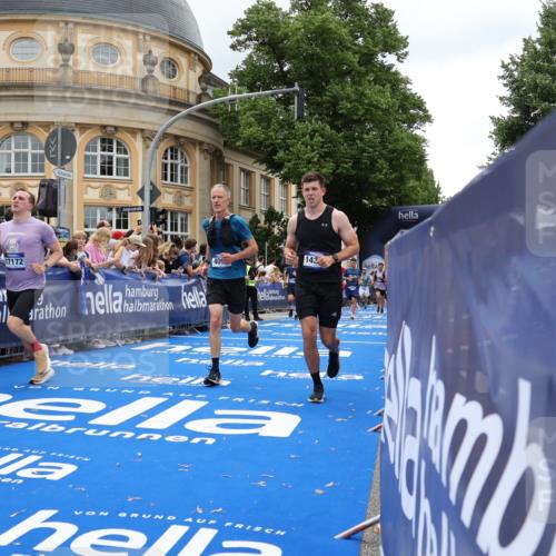 29.06.2025 - hella hamburg halbmarathon Strokosch-Dieckow http://msf.ph/oto/8271926 29.06.2025 10:46:55 Ziel 1139, 1689, 4091, 4377, 9794, 10122, 13728, 13940, 14385, 14415, 14449, 14594, 14783, 15825, 16081, 17172, 17492, 17892, 17979, 19105 meine-sportfotos.de