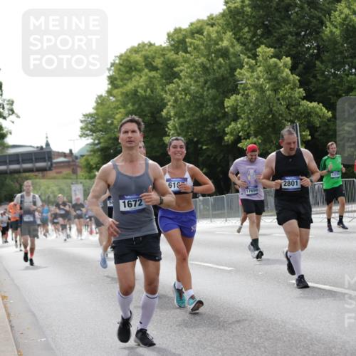 29.06.2025 - hella hamburg halbmarathon Jannik Wohlers http://msf.ph/oto/8271932 29.06.2025 10:33:56 Lombardsbrücke 1672, 2412, 2464, 2510, 2511, 2801, 3145, 4540, 4824, 4826, 5609, 6105, 6571, 6574, 7324, 7329, 8349, 8705, 8965, 9379, 10360, 10564, 11668, 11872, 12165, 12896, 13437, 13747, 13957, 14047, 14854, 14855, 14918, 15793, 15983, 16682, 16919, 17105, 17230, 17650, 17789, 18044, 18158, 18941 meine-sportfotos.de