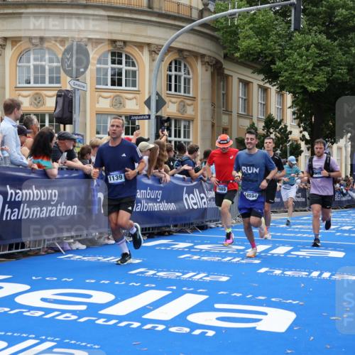 29.06.2025 - hella hamburg halbmarathon Strokosch-Dieckow http://msf.ph/oto/8272006 29.06.2025 10:46:59 Ziel 1139, 1460, 1689, 4091, 4377, 5472, 6700, 9794, 10122, 12579, 13728, 14385, 14415, 14449, 14594, 14783, 15825, 16081, 17979 meine-sportfotos.de