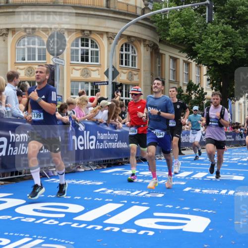 29.06.2025 - hella hamburg halbmarathon Strokosch-Dieckow http://msf.ph/oto/8272072 29.06.2025 10:46:59 Ziel 1139, 1460, 1689, 4091, 4377, 5472, 6700, 9794, 10122, 12579, 13728, 14385, 14415, 14449, 14594, 14783, 15825, 16081, 17979 meine-sportfotos.de