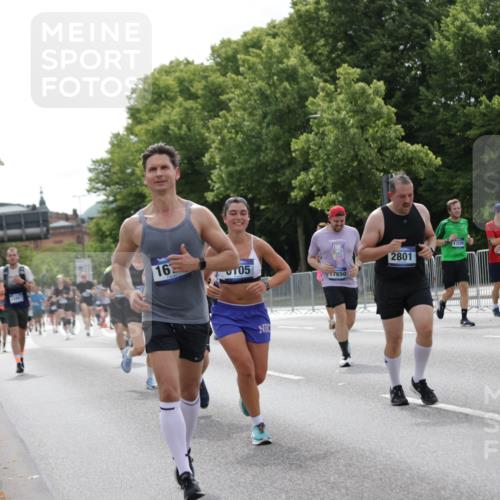 29.06.2025 - hella hamburg halbmarathon Jannik Wohlers http://msf.ph/oto/8272077 29.06.2025 10:33:56 Lombardsbrücke 1672, 2412, 2464, 2510, 2511, 2801, 3145, 4540, 4824, 4826, 5609, 6105, 6571, 6574, 7324, 7329, 8349, 8705, 8965, 9379, 10360, 10564, 11668, 11872, 12165, 12896, 13437, 13747, 13957, 14047, 14854, 14855, 14918, 15793, 15983, 16682, 16919, 17105, 17230, 17650, 17789, 18044, 18158, 18941 meine-sportfotos.de