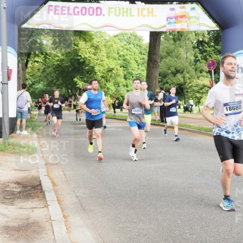 29.06.2025 - hella hamburg halbmarathon MichiJ http://msf.ph/oto/8272102 29.06.2025 10:31:21 Zwischen KM18-KM19 2653, 4235, 5011, 5506, 7026, 7765, 9364, 10251, 11177, 16333, 16648, 17403, 18659, 18680, 19009 meine-sportfotos.de