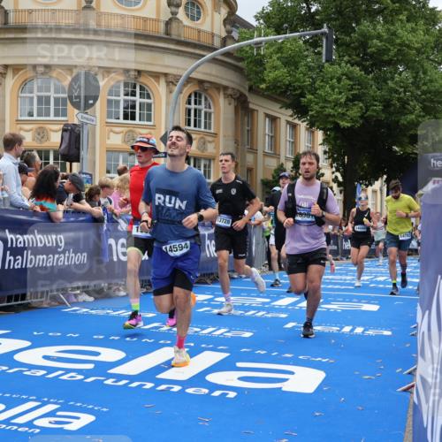 29.06.2025 - hella hamburg halbmarathon Strokosch-Dieckow http://msf.ph/oto/8272121 29.06.2025 10:47:00 Ziel 1139, 1460, 1689, 4093, 4377, 5472, 6700, 7908, 9794, 10122, 12579, 13728, 14385, 14415, 14449, 14594, 14783, 15684, 15825, 16081, 17979 meine-sportfotos.de
