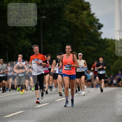 29.06.2025 - hella hamburg halbmarathon Dr. Thomas Lammeyer http://msf.ph/oto/8272154 29.06.2025 10:36:04 Kennedybrücke 1235, 1292, 2672, 3239, 3358, 3752, 4314, 4924, 5496, 5601, 5658, 5743, 6344, 7295, 7334, 7344, 7570, 7695, 7816, 7898, 8304, 8538, 8757, 9478, 9604, 9882, 10248, 10421, 10653, 11168 meine-sportfotos.de