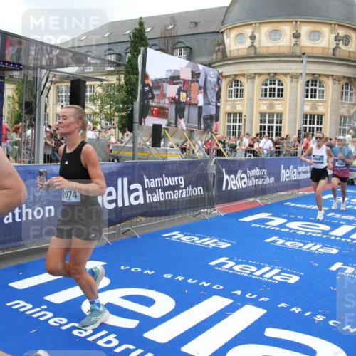 29.06.2025 - hella hamburg halbmarathon Michael Strokosch http://msf.ph/oto/8272171 29.06.2025 10:53:23 Ziel 1683, 1727, 2074, 2354, 4065, 6942, 7312, 8651, 9142, 11844, 12490, 12875, 15179, 15681, 15838, 18134, 18901 meine-sportfotos.de