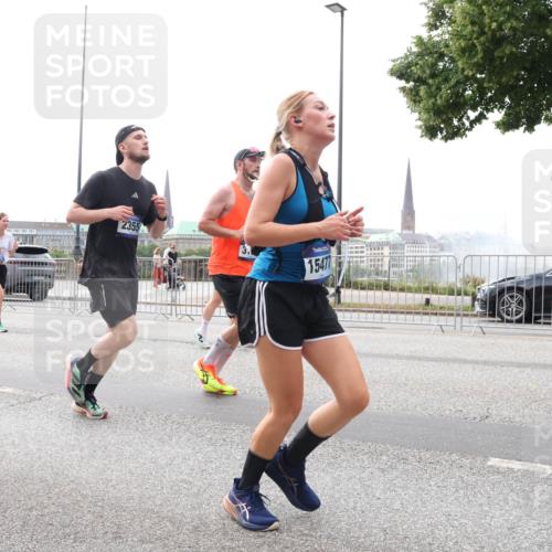 29.06.2025 - hella hamburg halbmarathon Lena Gebhardt http://msf.ph/oto/8272212 29.06.2025 10:34:53 Lombardsbrücke 2355, 3, 15477, 1025, 1284, 1497, 1849, 2023, 2355, 2412, 3130, 3409, 3420, 4540, 4564, 4884, 5027, 5453, 6034, 6171, 6310, 6329, 6335, 6379, 6397, 6571, 6803, 6843, 7020, 7267, 7299, 7386, 7644, 7733, 8369, 8705, 8793, 9122, 9164, 9248, 9379, 9448, 9514, 10335, 10358, 10464, 10606, 10674, 11122, 11245, 11646, 11872, 12019, 12164, 12236, 12382, 12764, 15477, 16238, 16311, 16390, 16682, 16919, 18158, 18941 meine-sportfotos.de