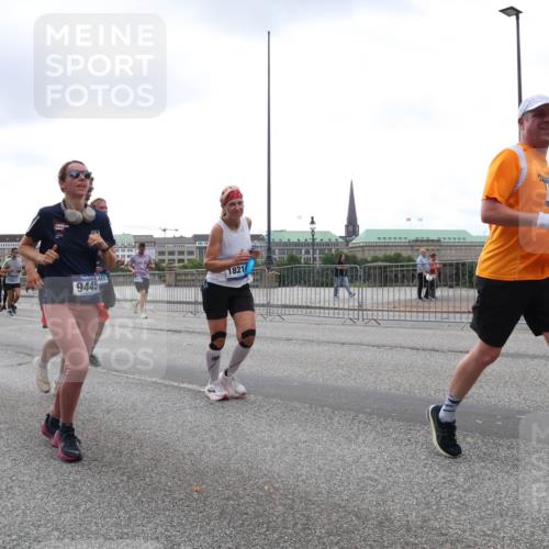 29.06.2025 - hella hamburg halbmarathon Lena Gebhardt http://msf.ph/oto/8272216 29.06.2025 10:46:21 Lombardsbrücke 1004, 1429, 1465, 1532, 1608, 1837, 1867, 1868, 2398, 2423, 2500, 2697, 2773, 2813, 2951, 2954, 3410, 3469, 4119, 4223, 4355, 4448, 4572, 4604, 5697, 5703, 5769, 5770, 5854, 5892, 6068, 6124, 6161, 6333, 6392, 7303, 7364, 7368, 7374, 7605, 7767, 7894, 7960, 7983, 8047, 8477, 8551, 8700, 9120, 9121, 9129, 9337, 9426, 9445, 9691, 10153, 10230, 11358, 11361, 11876, 11910, 12298, 12333, 12507, 12522, 13969, 14261, 15852, 16882 meine-sportfotos.de