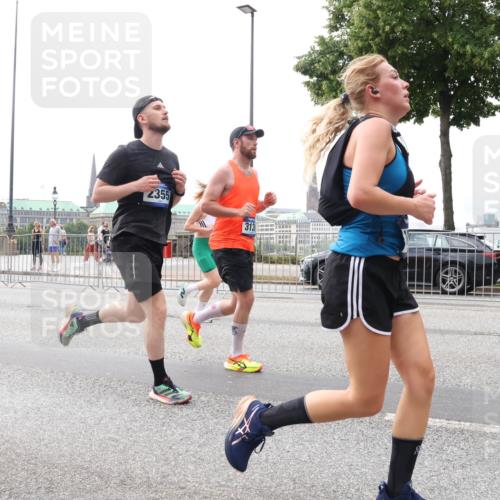 29.06.2025 - hella hamburg halbmarathon Lena Gebhardt http://msf.ph/oto/8272296 29.06.2025 10:34:54 Lombardsbrücke 2355, 313, 1025, 1284, 1497, 1849, 2023, 2355, 2376, 3130, 3409, 3420, 4540, 4564, 4884, 5027, 5453, 6034, 6171, 6310, 6329, 6335, 6379, 6397, 6571, 6803, 6843, 7020, 7267, 7299, 7386, 7644, 7733, 7927, 8369, 8705, 8793, 9122, 9164, 9248, 9379, 9448, 9514, 10335, 10358, 10464, 10606, 10674, 11122, 11233, 11245, 11646, 12019, 12164, 12236, 12382, 12764, 15477, 16238, 16311, 16390, 16682, 18158, 18941 meine-sportfotos.de