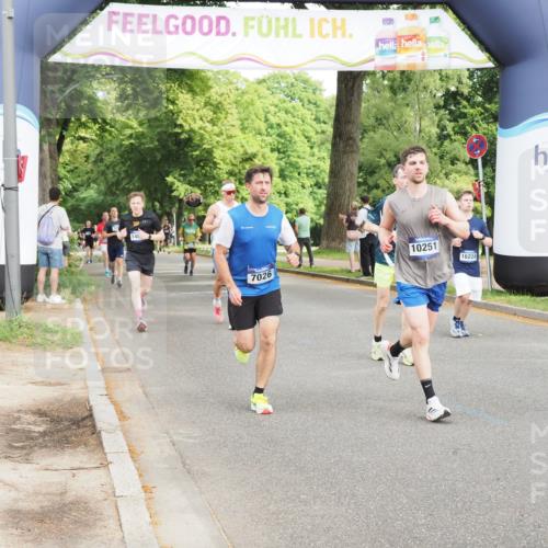29.06.2025 - hella hamburg halbmarathon MichiJ http://msf.ph/oto/8272304 29.06.2025 10:31:22 Zwischen KM18-KM19 4235, 5011, 5506, 7026, 7765, 10251, 11177, 16224, 16333, 16648, 17403, 17516, 18680, 19009 meine-sportfotos.de