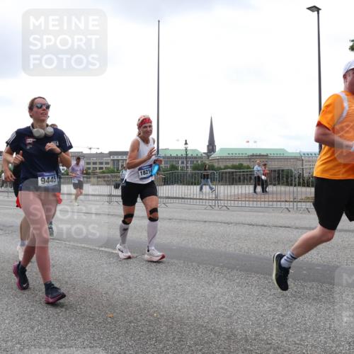 29.06.2025 - hella hamburg halbmarathon Lena Gebhardt http://msf.ph/oto/8272334 29.06.2025 10:46:21 Lombardsbrücke 1004, 1429, 1465, 1532, 1608, 1837, 1867, 1868, 2398, 2423, 2500, 2697, 2773, 2813, 2951, 2954, 3410, 3469, 4119, 4223, 4355, 4448, 4572, 4604, 5697, 5703, 5769, 5770, 5854, 5892, 6068, 6124, 6161, 6333, 6392, 7303, 7364, 7368, 7374, 7605, 7767, 7894, 7960, 7983, 8047, 8477, 8551, 8700, 9120, 9121, 9129, 9337, 9426, 9445, 9691, 10153, 10230, 11358, 11361, 11876, 11910, 12298, 12333, 12507, 12522, 13969, 14261, 15852, 16882 meine-sportfotos.de
