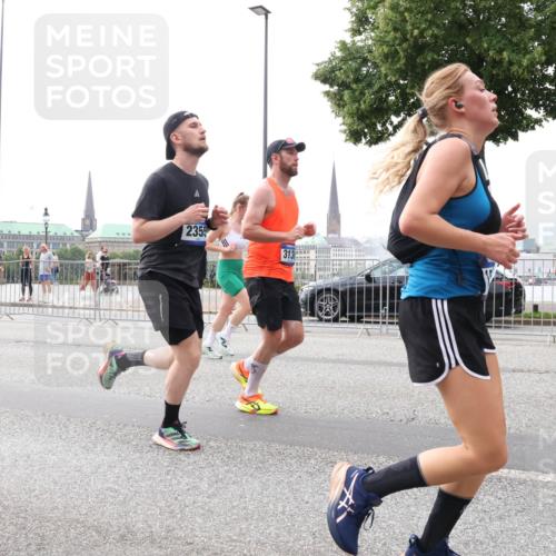 29.06.2025 - hella hamburg halbmarathon Lena Gebhardt http://msf.ph/oto/8272374 29.06.2025 10:34:54 Lombardsbrücke 2355, 313, 1025, 1284, 1497, 1849, 2023, 2355, 2376, 3130, 3409, 3420, 4540, 4564, 4884, 5027, 5453, 6034, 6171, 6310, 6329, 6335, 6379, 6397, 6571, 6803, 6843, 7020, 7267, 7299, 7386, 7644, 7733, 7927, 8369, 8705, 8793, 9122, 9164, 9248, 9379, 9448, 9514, 10335, 10358, 10464, 10606, 10674, 11122, 11233, 11245, 11646, 12019, 12164, 12236, 12382, 12764, 15477, 16238, 16311, 16390, 16682, 18158, 18941 meine-sportfotos.de