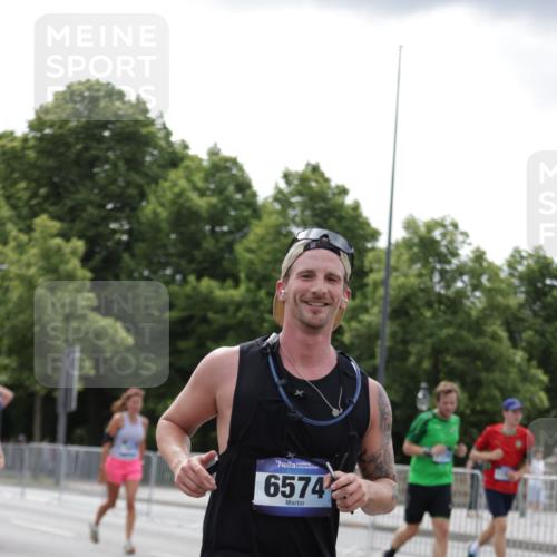 29.06.2025 - hella hamburg halbmarathon Jannik Wohlers http://msf.ph/oto/8272389 29.06.2025 10:33:58 Lombardsbrücke 1672, 2412, 2464, 2510, 2511, 2801, 3145, 4540, 4824, 4826, 5609, 6105, 6171, 6329, 6571, 6574, 7324, 7329, 8349, 8705, 8965, 9379, 10360, 10564, 11872, 12165, 12896, 13437, 13747, 13957, 14047, 14854, 14855, 14918, 15793, 15983, 16682, 16919, 17105, 17230, 17650, 17789, 18158, 18941 meine-sportfotos.de
