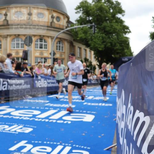 29.06.2025 - hella hamburg halbmarathon Strokosch-Dieckow http://msf.ph/oto/8272425 29.06.2025 10:47:04 Ziel 1460, 1689, 2623, 4093, 4377, 5472, 6373, 6700, 7908, 9794, 10122, 12579, 13007, 13728, 14415, 14449, 14594, 14783, 15684, 15825, 16081, 17718, 17979 meine-sportfotos.de