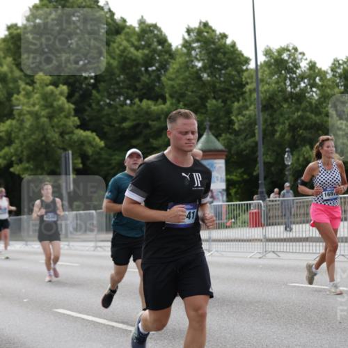 29.06.2025 - hella hamburg halbmarathon Jannik Wohlers http://msf.ph/oto/8272504 29.06.2025 10:34:01 Lombardsbrücke 1672, 2023, 2412, 2464, 2510, 2511, 2801, 3145, 4540, 4824, 4826, 5609, 6034, 6105, 6171, 6329, 6571, 6574, 7644, 8349, 8705, 8965, 9379, 10360, 10564, 11872, 13437, 13747, 13957, 14854, 14855, 14918, 15793, 16238, 16390, 16682, 16919, 17105, 17230, 17650, 18158, 18941 meine-sportfotos.de