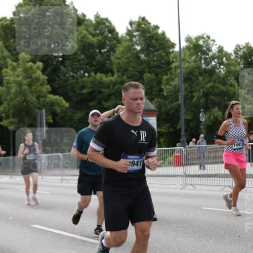 29.06.2025 - hella hamburg halbmarathon Jannik Wohlers http://msf.ph/oto/8272543 29.06.2025 10:34:01 Lombardsbrücke 1672, 2023, 2412, 2464, 2510, 2511, 2801, 3145, 4540, 4824, 4826, 5609, 6034, 6105, 6171, 6329, 6571, 6574, 7644, 8349, 8705, 8965, 9379, 10360, 10564, 11872, 13437, 13747, 13957, 14854, 14855, 14918, 15793, 16238, 16390, 16682, 16919, 17105, 17230, 17650, 18158, 18941 meine-sportfotos.de
