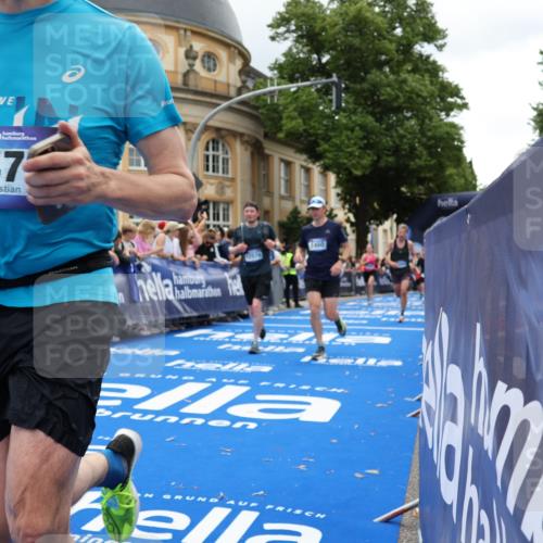 29.06.2025 - hella hamburg halbmarathon Strokosch-Dieckow http://msf.ph/oto/8272545 29.06.2025 10:47:07 Ziel 1460, 2623, 4093, 4377, 5472, 6373, 6700, 6716, 7480, 7908, 9794, 10208, 10211, 12579, 13007, 14415, 14783, 15684, 15825, 17718, 17915 meine-sportfotos.de