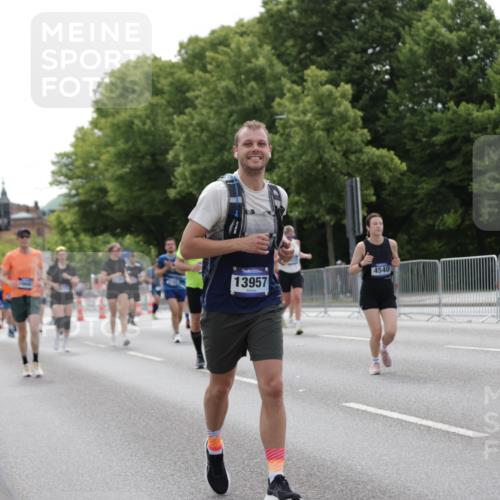 29.06.2025 - hella hamburg halbmarathon Jannik Wohlers http://msf.ph/oto/8272554 29.06.2025 10:34:02 Lombardsbrücke 1672, 2023, 2412, 2464, 2510, 2511, 2801, 3145, 4540, 4824, 4826, 5609, 6034, 6105, 6171, 6329, 6571, 6574, 7644, 8349, 8705, 8965, 9379, 10360, 10564, 11872, 13437, 13747, 13957, 14854, 14855, 14918, 16238, 16390, 16682, 16919, 17105, 17230, 17650, 18158, 18941 meine-sportfotos.de