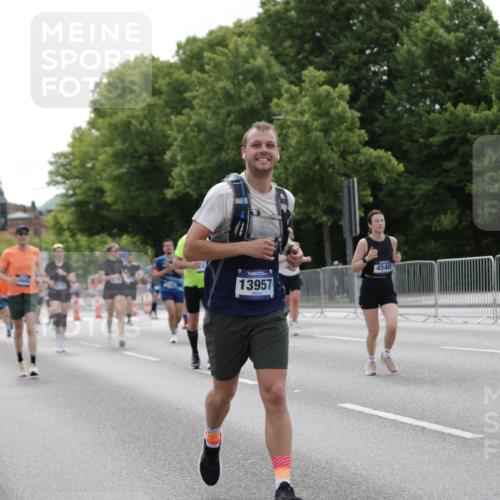 29.06.2025 - hella hamburg halbmarathon Jannik Wohlers http://msf.ph/oto/8272568 29.06.2025 10:34:02 Lombardsbrücke 1672, 2023, 2412, 2464, 2510, 2511, 2801, 3145, 4540, 4824, 4826, 5609, 6034, 6105, 6171, 6329, 6571, 6574, 7644, 8349, 8705, 8965, 9379, 10360, 10564, 11872, 13437, 13747, 13957, 14854, 14855, 14918, 16238, 16390, 16682, 16919, 17105, 17230, 17650, 18158, 18941 meine-sportfotos.de