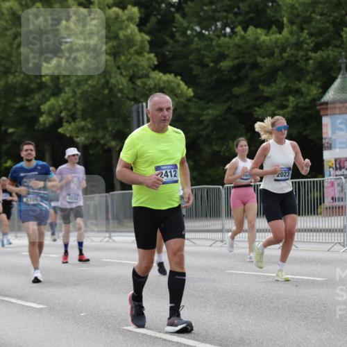 29.06.2025 - hella hamburg halbmarathon Jannik Wohlers http://msf.ph/oto/8272588 29.06.2025 10:34:05 Lombardsbrücke 1025, 1672, 2023, 2412, 2464, 2510, 2511, 2801, 3420, 4540, 4824, 4826, 5609, 6034, 6105, 6171, 6329, 6571, 6574, 7386, 7644, 7733, 8705, 8965, 9164, 9379, 10335, 10564, 10674, 11872, 13747, 13957, 14854, 14855, 14918, 16238, 16311, 16390, 16682, 16919, 17230, 17650, 18158, 18941 meine-sportfotos.de