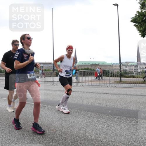 29.06.2025 - hella hamburg halbmarathon Lena Gebhardt http://msf.ph/oto/8272622 29.06.2025 10:46:22 Lombardsbrücke 1004, 1429, 1465, 1532, 1608, 1837, 1867, 1868, 2398, 2423, 2500, 2697, 2773, 2813, 2951, 3410, 3469, 4119, 4223, 4355, 4448, 4604, 5697, 5703, 5769, 5770, 5854, 5892, 6068, 6124, 6161, 6333, 6392, 7303, 7364, 7368, 7374, 7605, 7767, 7894, 7960, 7983, 8047, 8477, 8551, 8700, 9120, 9121, 9129, 9337, 9426, 9445, 9691, 10153, 10230, 11358, 11361, 11876, 11910, 12298, 12333, 12507, 12522, 13969, 14261, 15852, 16882 meine-sportfotos.de
