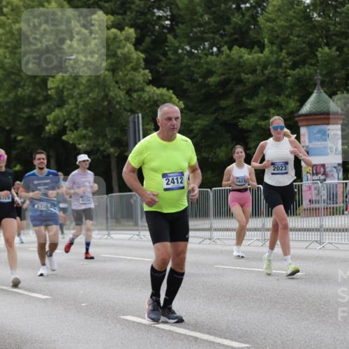 29.06.2025 - hella hamburg halbmarathon Jannik Wohlers http://msf.ph/oto/8272691 29.06.2025 10:34:05 Lombardsbrücke 1025, 1672, 2023, 2412, 2464, 2510, 2511, 2801, 3420, 4540, 4824, 4826, 5609, 6034, 6105, 6171, 6329, 6571, 6574, 7386, 7644, 7733, 8705, 8965, 9164, 9379, 10335, 10564, 10674, 11872, 13747, 13957, 14854, 14855, 14918, 16238, 16311, 16390, 16682, 16919, 17230, 17650, 18158, 18941 meine-sportfotos.de