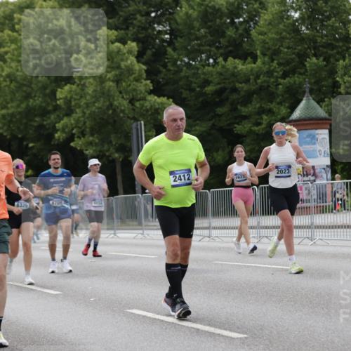 29.06.2025 - hella hamburg halbmarathon Jannik Wohlers http://msf.ph/oto/8272749 29.06.2025 10:34:05 Lombardsbrücke 1025, 1672, 2023, 2412, 2464, 2510, 2511, 2801, 3420, 4540, 4824, 4826, 5609, 6034, 6105, 6171, 6329, 6571, 6574, 7386, 7644, 7733, 8705, 8965, 9164, 9379, 10335, 10564, 10674, 11872, 13747, 13957, 14854, 14855, 14918, 16238, 16311, 16390, 16682, 16919, 17230, 17650, 18158, 18941 meine-sportfotos.de