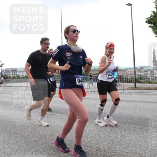 29.06.2025 - hella hamburg halbmarathon Lena Gebhardt http://msf.ph/oto/8272750 29.06.2025 10:46:22 Lombardsbrücke 1004, 1429, 1465, 1532, 1608, 1837, 1867, 1868, 2398, 2423, 2500, 2697, 2773, 2813, 2951, 3410, 3469, 4119, 4223, 4355, 4448, 4604, 5697, 5703, 5769, 5770, 5854, 5892, 6068, 6124, 6161, 6333, 6392, 7303, 7364, 7368, 7374, 7605, 7767, 7894, 7960, 7983, 8047, 8477, 8551, 8700, 9120, 9121, 9129, 9337, 9426, 9445, 9691, 10153, 10230, 11358, 11361, 11876, 11910, 12298, 12333, 12507, 12522, 13969, 14261, 15852, 16882 meine-sportfotos.de