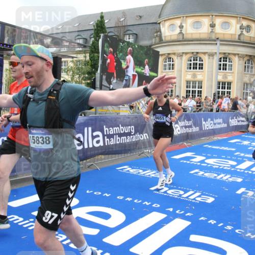 29.06.2025 - hella hamburg halbmarathon Michael Strokosch http://msf.ph/oto/8272778 29.06.2025 10:53:29 Ziel 1727, 2354, 5866, 6198, 6629, 6942, 8651, 11068, 12490, 12909, 13912, 13997, 15838, 17710, 18134 meine-sportfotos.de