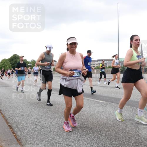 29.06.2025 - hella hamburg halbmarathon Lena Gebhardt http://msf.ph/oto/8272878 29.06.2025 10:54:26 Lombardsbrücke 4655, 794, 830, 1198, 1263, 1762, 1779, 1789, 1822, 1949, 2084, 2244, 2532, 2586, 2600, 2761, 2854, 3079, 3187, 3188, 3249, 3364, 3465, 3467, 3557, 3761, 3795, 3857, 4323, 4685, 4720, 4838, 4971, 5157, 5185, 5216, 5309, 5514, 5804, 5817, 5898, 5933, 5993, 6023, 6279, 6468, 6583, 6982, 6987, 6988, 7498, 7670, 7874, 7946, 7986, 8801, 8803, 8867, 9130, 9138, 9203, 9521, 10207, 10331, 10471, 11033, 11287, 11354, 11567, 11569, 11785, 12930, 13272 meine-sportfotos.de
