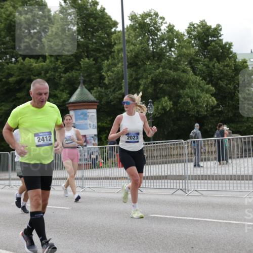 29.06.2025 - hella hamburg halbmarathon Jannik Wohlers http://msf.ph/oto/8272883 29.06.2025 10:34:06 Lombardsbrücke 1025, 1672, 2023, 2412, 2510, 2511, 2801, 3420, 4540, 4824, 4826, 5609, 6034, 6105, 6171, 6329, 6571, 6574, 6843, 7386, 7644, 7733, 8705, 8965, 9164, 9379, 9448, 10335, 10564, 10674, 11872, 12164, 13747, 13957, 14854, 14855, 14918, 16238, 16311, 16390, 16682, 16919, 17230, 17650, 18158, 18941 meine-sportfotos.de