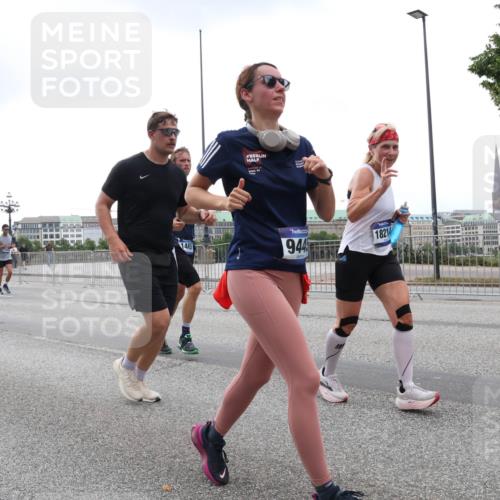 29.06.2025 - hella hamburg halbmarathon Lena Gebhardt http://msf.ph/oto/8272885 29.06.2025 10:46:22 Lombardsbrücke 1004, 1429, 1465, 1532, 1608, 1837, 1867, 1868, 2398, 2423, 2500, 2697, 2773, 2813, 2951, 3410, 3469, 4119, 4223, 4355, 4448, 4604, 5697, 5703, 5769, 5770, 5854, 5892, 6068, 6124, 6161, 6333, 6392, 7303, 7364, 7368, 7374, 7605, 7767, 7894, 7960, 7983, 8047, 8477, 8551, 8700, 9120, 9121, 9129, 9337, 9426, 9445, 9691, 10153, 10230, 11358, 11361, 11876, 11910, 12298, 12333, 12507, 12522, 13969, 14261, 15852, 16882 meine-sportfotos.de