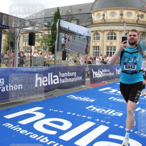 29.06.2025 - hella hamburg halbmarathon Michael Strokosch http://msf.ph/oto/8272894 29.06.2025 10:53:30 Ziel 1061, 1499, 1727, 2070, 5866, 6198, 6629, 6942, 8651, 11068, 12909, 13912, 13997, 15838, 17710, 18134 meine-sportfotos.de