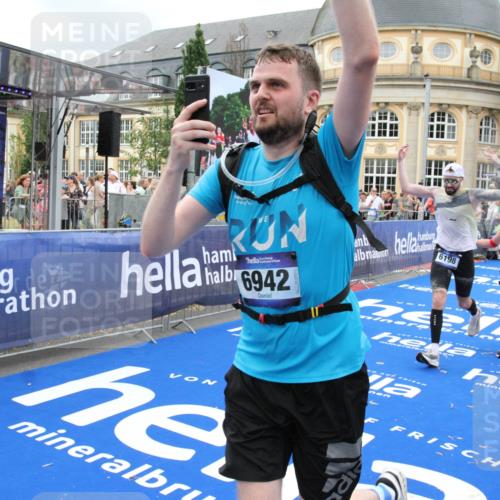 29.06.2025 - hella hamburg halbmarathon Michael Strokosch http://msf.ph/oto/8272966 29.06.2025 10:53:30 Ziel 1061, 1499, 1727, 2070, 5866, 6198, 6629, 6942, 8651, 11068, 12909, 13912, 13997, 15838, 17710, 18134 meine-sportfotos.de