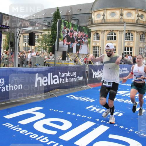 29.06.2025 - hella hamburg halbmarathon Michael Strokosch http://msf.ph/oto/8273019 29.06.2025 10:53:31 Ziel 1061, 1499, 1727, 2070, 5866, 6198, 6629, 6942, 8651, 11068, 12909, 13912, 13997, 15497, 17710, 18450 meine-sportfotos.de