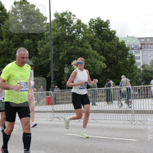 29.06.2025 - hella hamburg halbmarathon Jannik Wohlers http://msf.ph/oto/8273145 29.06.2025 10:34:06 Lombardsbrücke 1025, 1672, 2023, 2412, 2510, 2511, 2801, 3420, 4540, 4824, 4826, 5609, 6034, 6105, 6171, 6329, 6571, 6574, 6843, 7386, 7644, 7733, 8705, 8965, 9164, 9379, 9448, 10335, 10564, 10674, 11872, 12164, 13747, 13957, 14854, 14855, 14918, 16238, 16311, 16390, 16682, 16919, 17230, 17650, 18158, 18941 meine-sportfotos.de