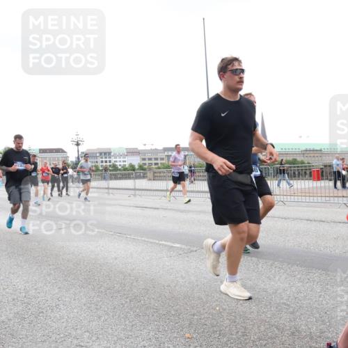29.06.2025 - hella hamburg halbmarathon Lena Gebhardt http://msf.ph/oto/8273179 29.06.2025 10:46:22 Lombardsbrücke 1004, 1429, 1465, 1532, 1608, 1837, 1867, 1868, 2398, 2423, 2500, 2697, 2773, 2813, 2951, 3410, 3469, 4119, 4223, 4355, 4448, 4604, 5697, 5703, 5769, 5770, 5854, 5892, 6068, 6124, 6161, 6333, 6392, 7303, 7364, 7368, 7374, 7605, 7767, 7894, 7960, 7983, 8047, 8477, 8551, 8700, 9120, 9121, 9129, 9337, 9426, 9445, 9691, 10153, 10230, 11358, 11361, 11876, 11910, 12298, 12333, 12507, 12522, 13969, 14261, 15852, 16882 meine-sportfotos.de