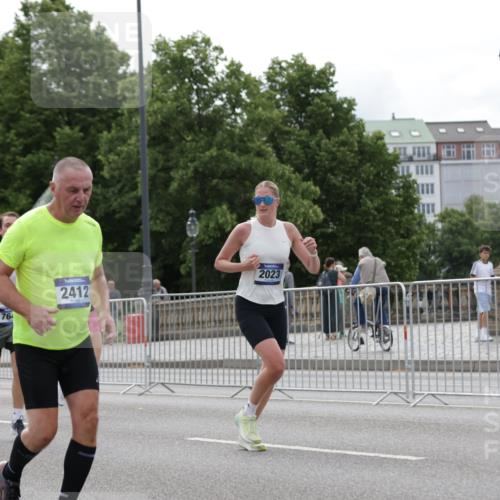 29.06.2025 - hella hamburg halbmarathon Jannik Wohlers http://msf.ph/oto/8273210 29.06.2025 10:34:06 Lombardsbrücke 1025, 1672, 2023, 2412, 2510, 2511, 2801, 3420, 4540, 4824, 4826, 5609, 6034, 6105, 6171, 6329, 6571, 6574, 6843, 7386, 7644, 7733, 8705, 8965, 9164, 9379, 9448, 10335, 10564, 10674, 11872, 12164, 13747, 13957, 14854, 14855, 14918, 16238, 16311, 16390, 16682, 16919, 17230, 17650, 18158, 18941 meine-sportfotos.de