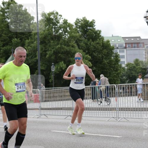 29.06.2025 - hella hamburg halbmarathon Jannik Wohlers http://msf.ph/oto/8273226 29.06.2025 10:34:06 Lombardsbrücke 1025, 1672, 2023, 2412, 2510, 2511, 2801, 3420, 4540, 4824, 4826, 5609, 6034, 6105, 6171, 6329, 6571, 6574, 6843, 7386, 7644, 7733, 8705, 8965, 9164, 9379, 9448, 10335, 10564, 10674, 11872, 12164, 13747, 13957, 14854, 14855, 14918, 16238, 16311, 16390, 16682, 16919, 17230, 17650, 18158, 18941 meine-sportfotos.de