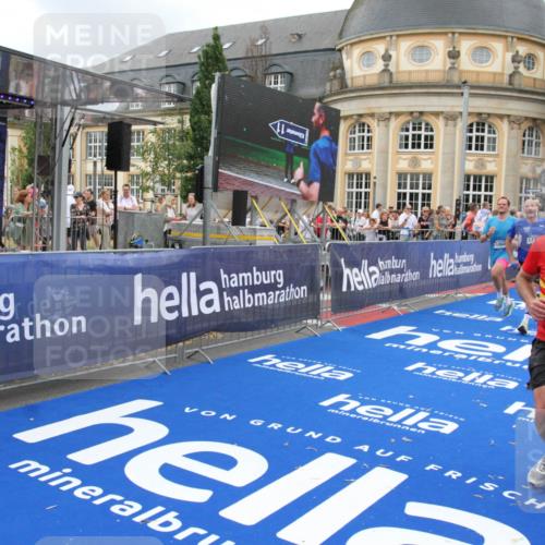 29.06.2025 - hella hamburg halbmarathon Michael Strokosch http://msf.ph/oto/8273240 29.06.2025 10:53:33 Ziel 1030, 1061, 1098, 1499, 1783, 2070, 5866, 6198, 6628, 6629, 11068, 12909, 13912, 13997, 15113, 15497, 17710, 18450, 18612 meine-sportfotos.de